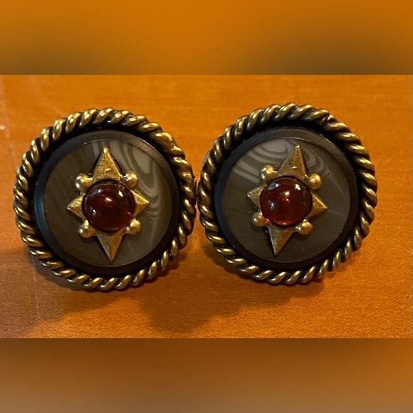 Round Gold Tone Stud Earrings Brown Stone Center 1in Unbranded Vintage Style - Picture 1 of 3